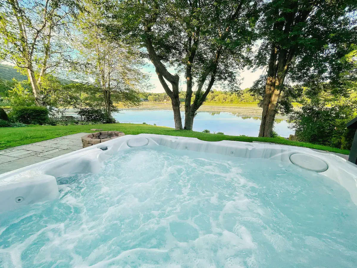 Stylish Lakeside Chalet with Hot Tub